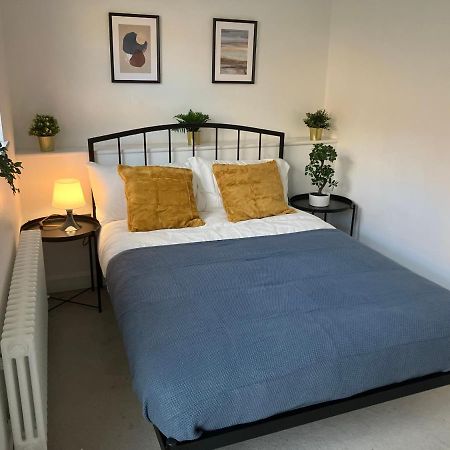 Magnificent Refurbished 1 Bed Flat Few Steps To High St ! - 4 East House Apartment เอปซอม ภายนอก รูปภาพ