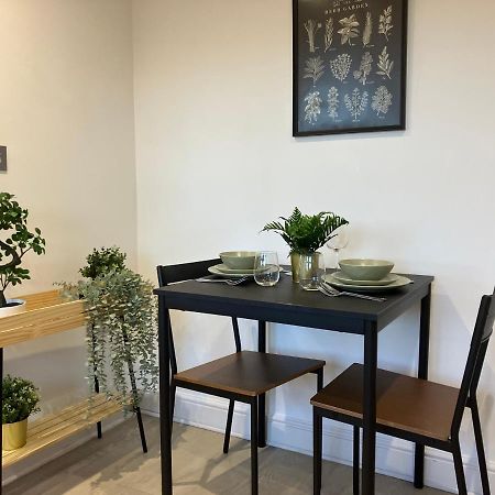 Magnificent Refurbished 1 Bed Flat Few Steps To High St ! - 4 East House Apartment เอปซอม ภายนอก รูปภาพ