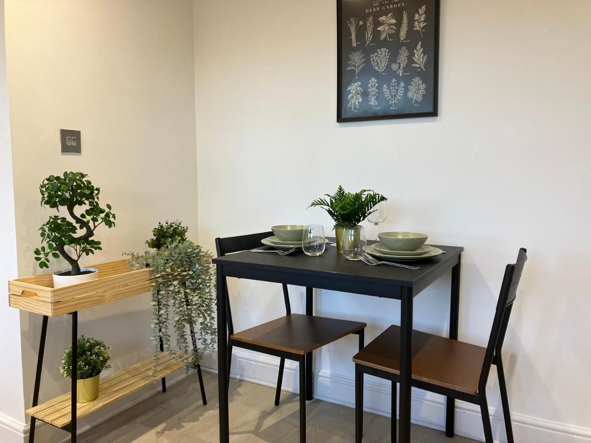 Magnificent Refurbished 1 Bed Flat Few Steps To High St ! - 4 East House Apartment เอปซอม ภายนอก รูปภาพ